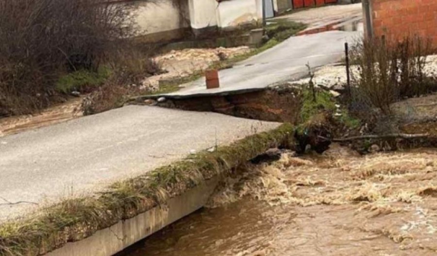 Si pasojë e vërshimeve shembet ura në Gadime të Epërme, vështirësohet lëvizja e banorëve