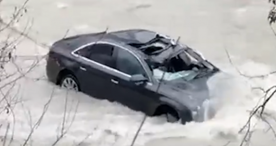 Vetura bie në përrua në Klos, drejtuesi i mjetit nuk gjendet