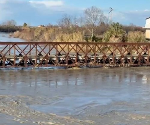 Lumi Vjosa del sërish nga shtrati, rrezik rritjeje në vijim