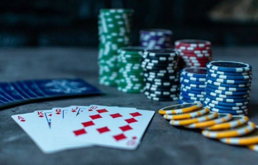 Arrestohet pronari i një lokali në Skenderaj, u zu duke luajtur poker me 14 të tjerë