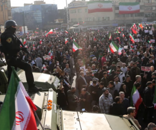 Funeral masiv në Iran me 300 trupa të civilëve dhe forcave të sigurisë