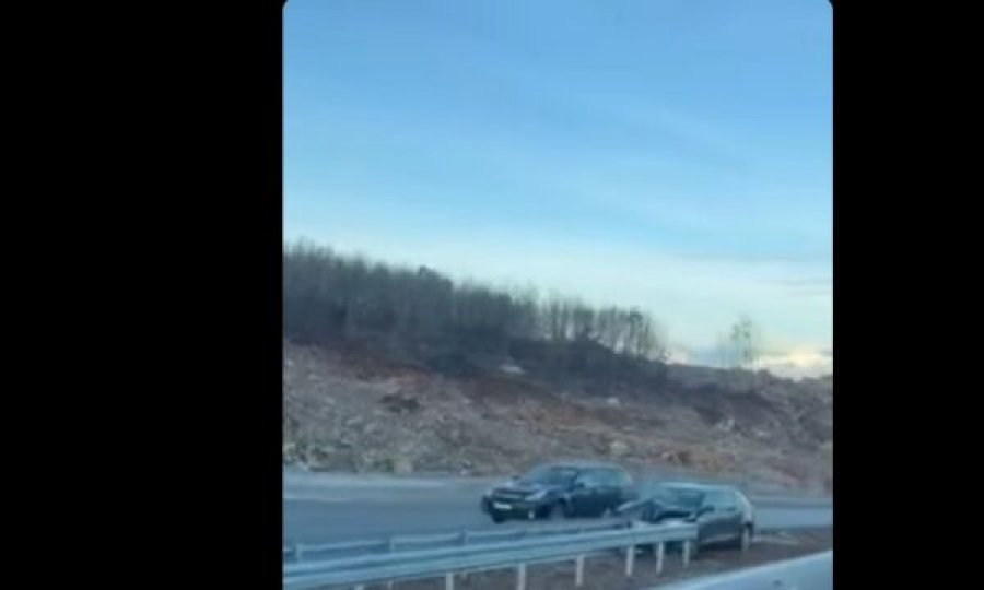 Vetaksident në Dollc, shoferi përplaset me anësoret e rrugës [video]
