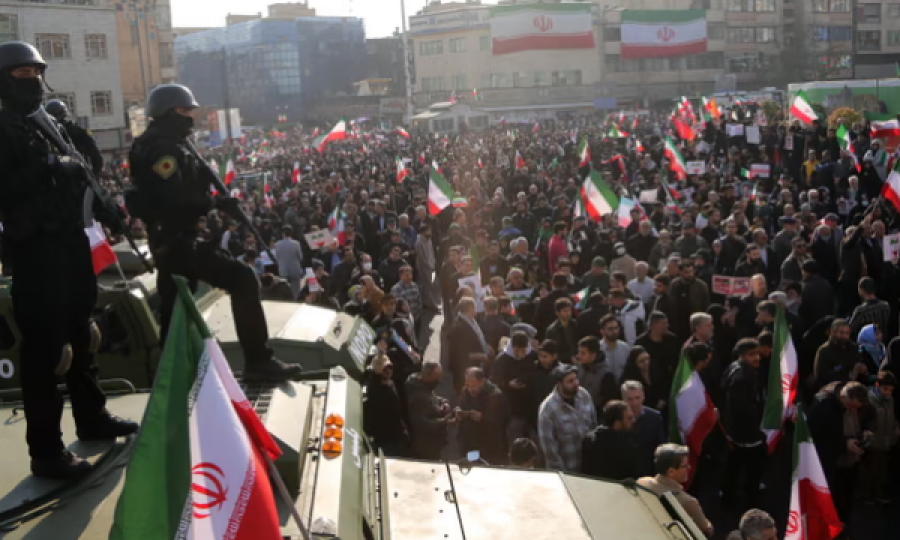 Funeral masiv në Iran me 300 trupa të civilëve dhe forcave të sigurisë
