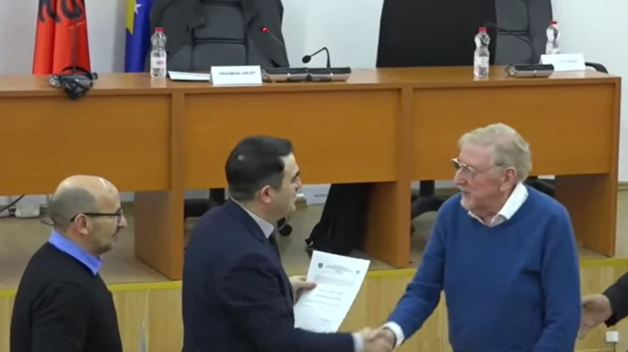 Kuvendi i Shtimes nderon ambasadorin William Walker me titullin “Qytetar i Përjetshëm”