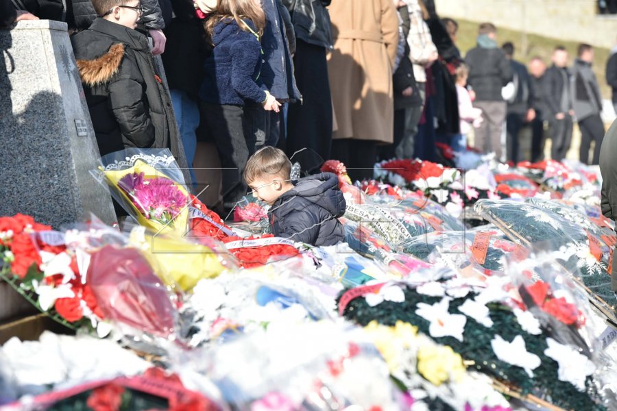 Misionet diplomatike në Kosovë nderojnë viktimat e Reçakut, ritheksojnë rëndësinë e kujtesës, drejtësisë dhe paqes