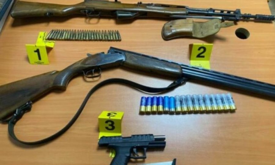 Policia sekuestron armë e municon në Vushtrri, një person dërgohet në mbajtje