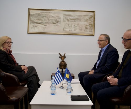 Hamza bisedon me shefen e Zyrës Ndërlidhëse të Greqisë për marrëdhëniet dypalëshe