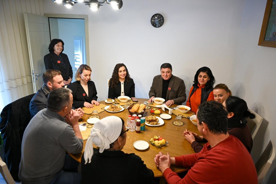 Osmani vizitoi familjet e viktimave të masakrës së Reçakut: Dhimbja është shndërruar në qëndresë