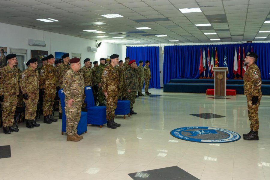 Kolonel Mangia nderon kontingjentin shumëkombësh me Medaljen e NATO-s në Pejë