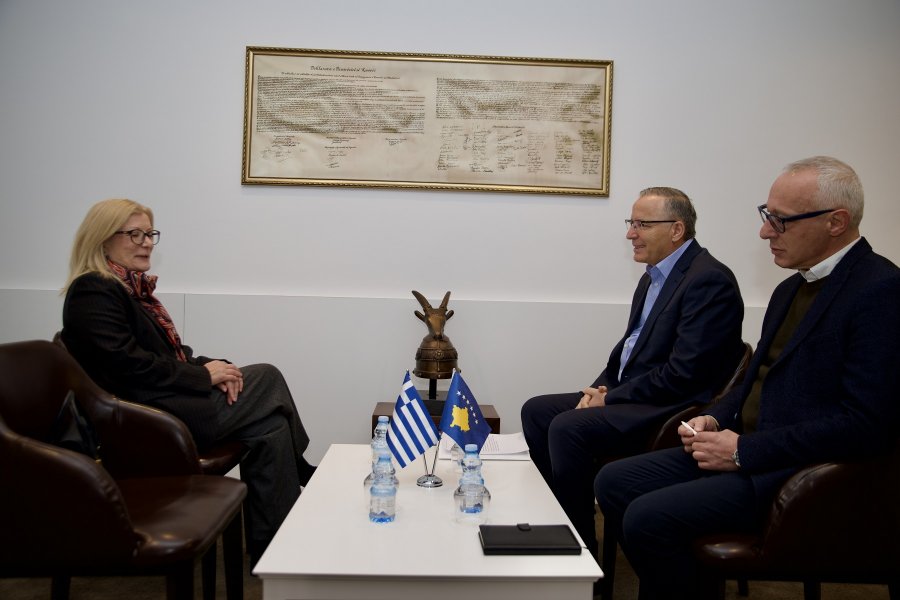 Hamza bisedon me shefen e Zyrës Ndërlidhëse të Greqisë për marrëdhëniet dypalëshe