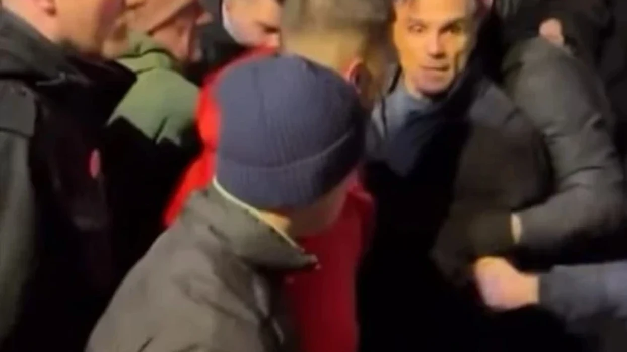 Shpalosja e flamurit kombëtar shqiptar shkakton tensione në protestën e Novi-Sadit [video]