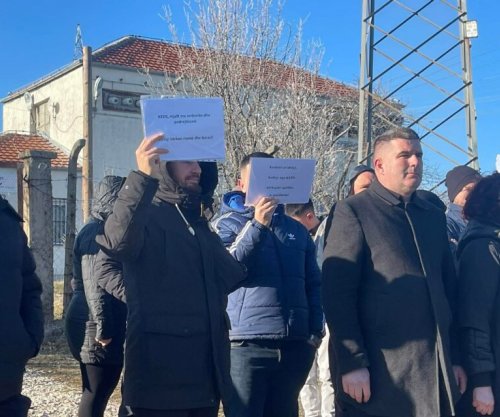 “Rryma nuk është luks”, banorët e fshatit Koliq protestojnë dhe kërkojnë intervenime nga KEDS-i
