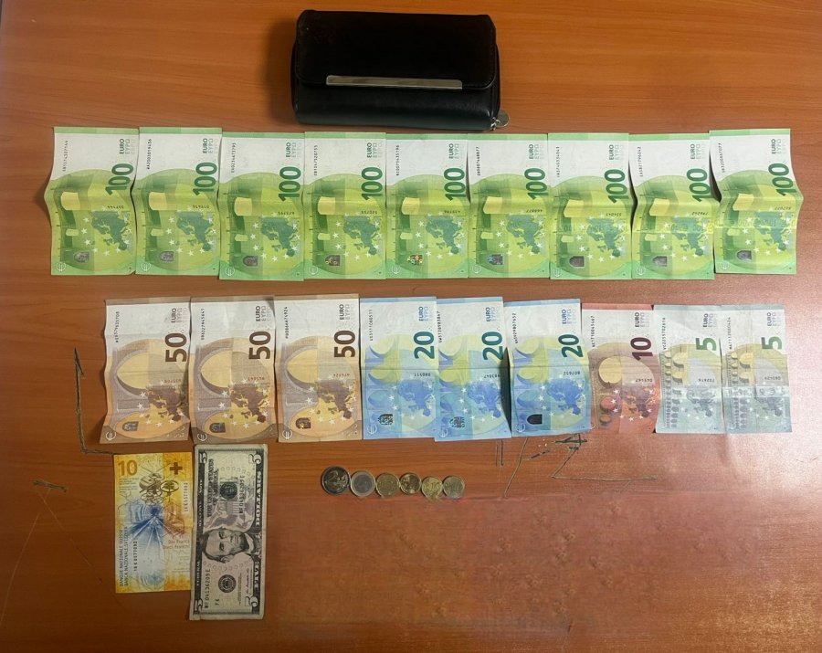 Qytetari nga Ferizaj gjen portofol me para dhe dokumente, i dorëzon në Polici
