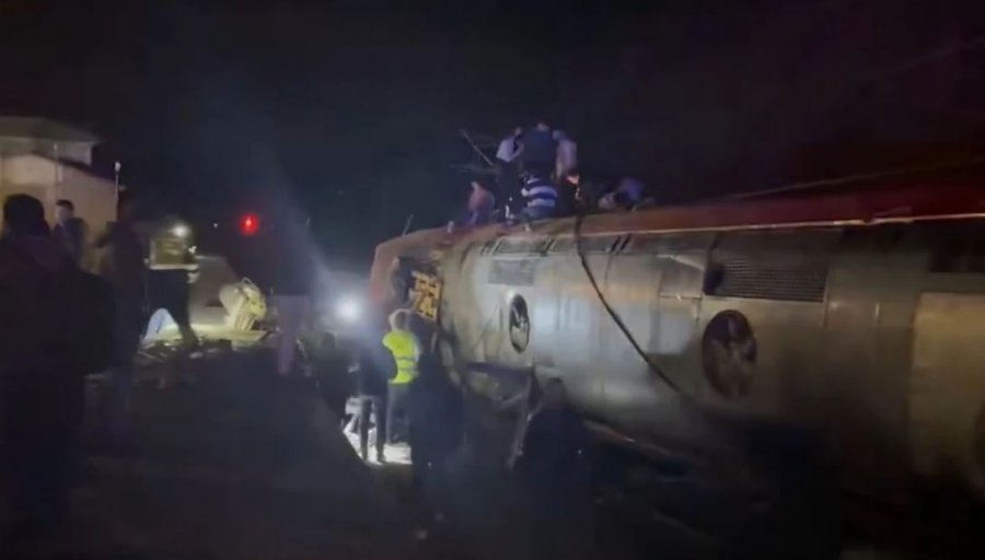 Të paktën pesë të vdekur pas daljes nga shinat të dy trenave në Spanjë