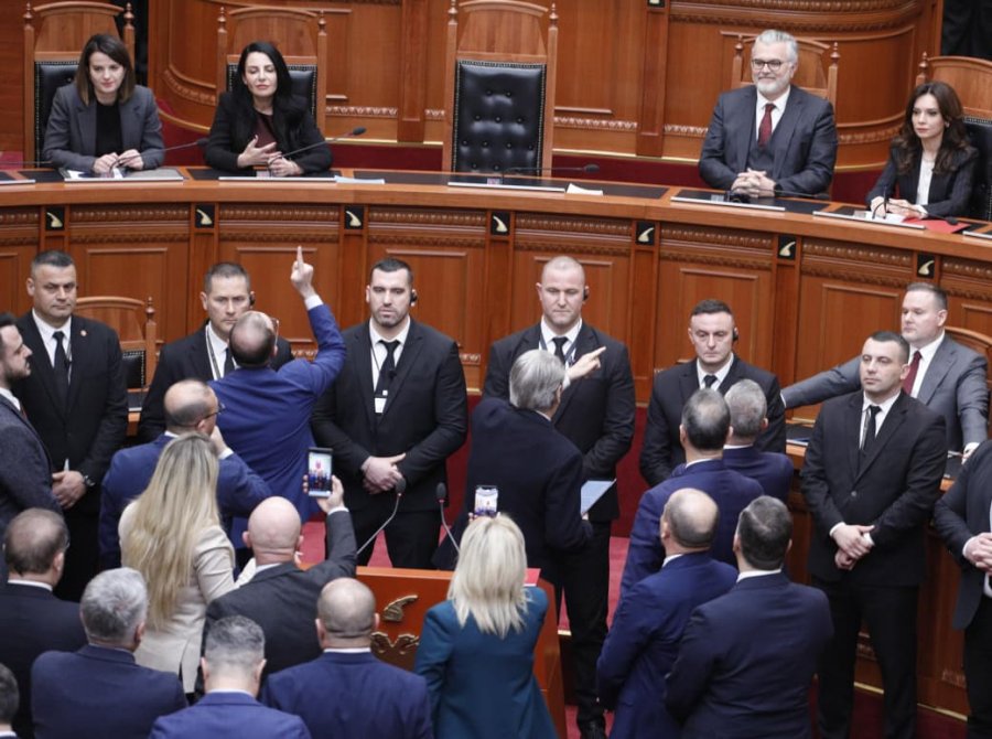 Tensione në Kuvendin e Shqipërisë: Opozita bllokon foltoren, mazhoranca miraton projektligjet