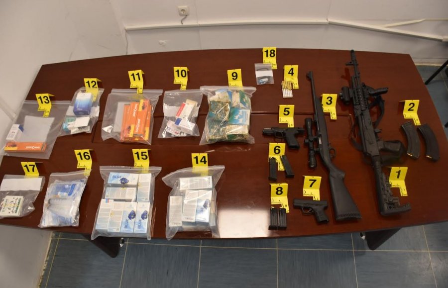 Kontrollohen pronat e Arianit Sllamnikut, i konfiskohen armë e medikamente