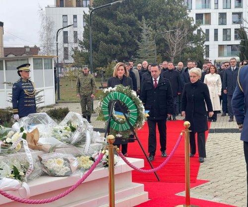 Basha me deputetët e LVV-së bëjnë homazhe te varri i Ibrahim Rugovës