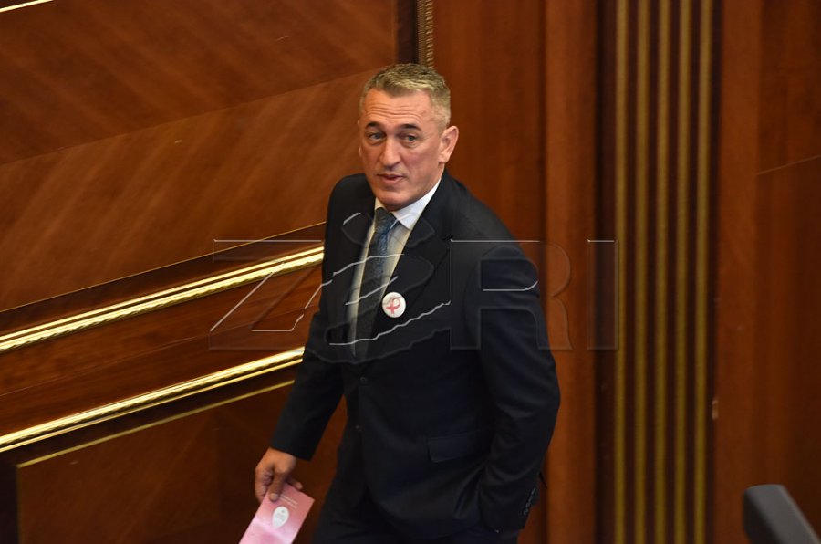 Juristët: Aktgjykimi i Kushtetueses për nënkryetarin serb duhet të zbatohet