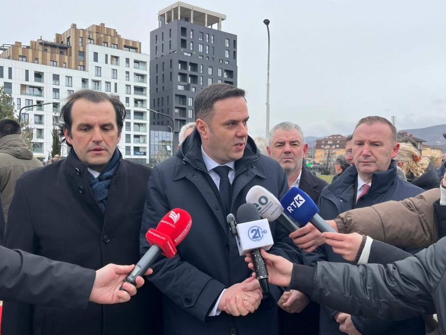 Abdixhiku bashkë me LDK-në bëjnë homazhe te varri i Rugovës: Mbete shqiptari më i madh i të gjitha kohërave