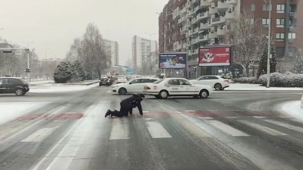 Ngrica në Shkup, qytetari kalon rrugën duke u zvarritur