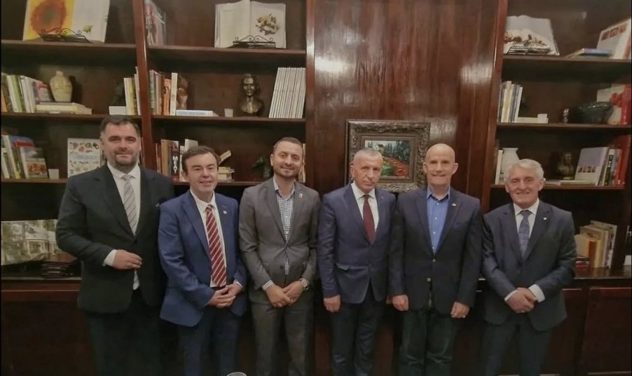 Kamberi: SHBA-ja kërkon përgjegjësi nga Beogradi për diskriminimin e shqiptarëve në Luginën e Preshevës