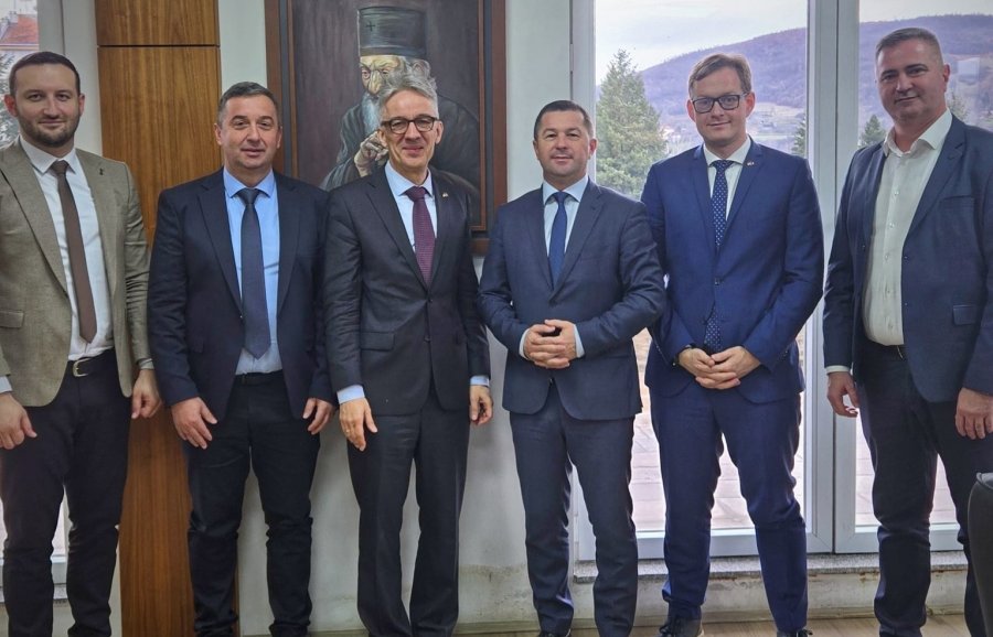 Ambasadori i Gjermanisë viziton komunat veriore, takohet me kryetarët e rinj