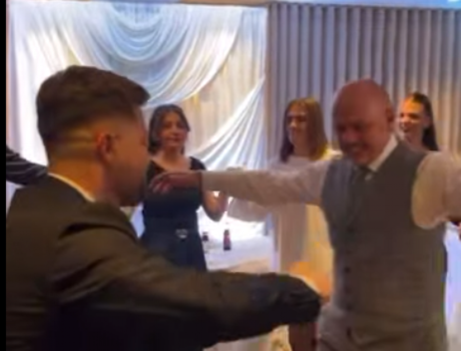 Festë e valle në familjen emblematike Jashari, vallëzimi i Murat Jasharit në fejesën e nipit të tij