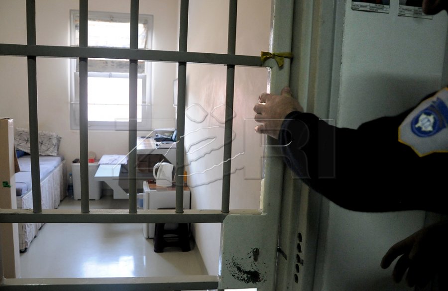 Zyrtarët korrektues akoma nuk paguhen për orarin 12-orësh, ndërrimin e natës e të festave zyrtare