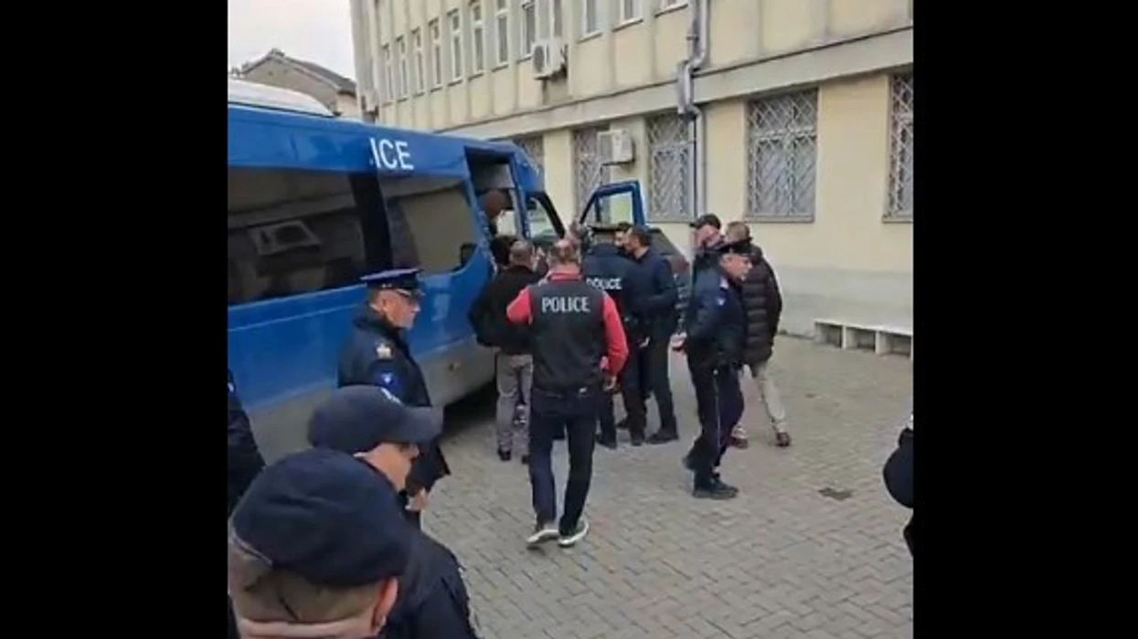 Të arrestuarit që dyshohen për manipulim me vota mbërrijnë në Gjykatë, pamje nga Prizreni [video]