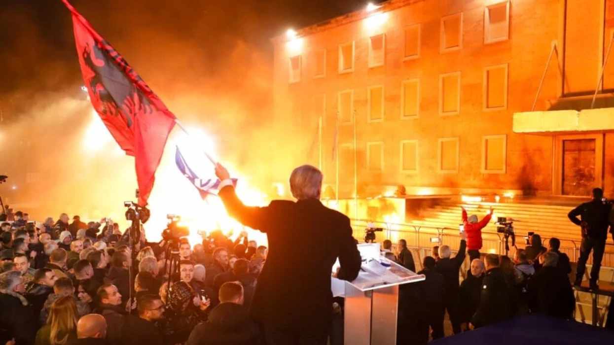 Eskalon protesta në Shqipëri, molotov dhe fishekzjarre drejt Kryeministrisë