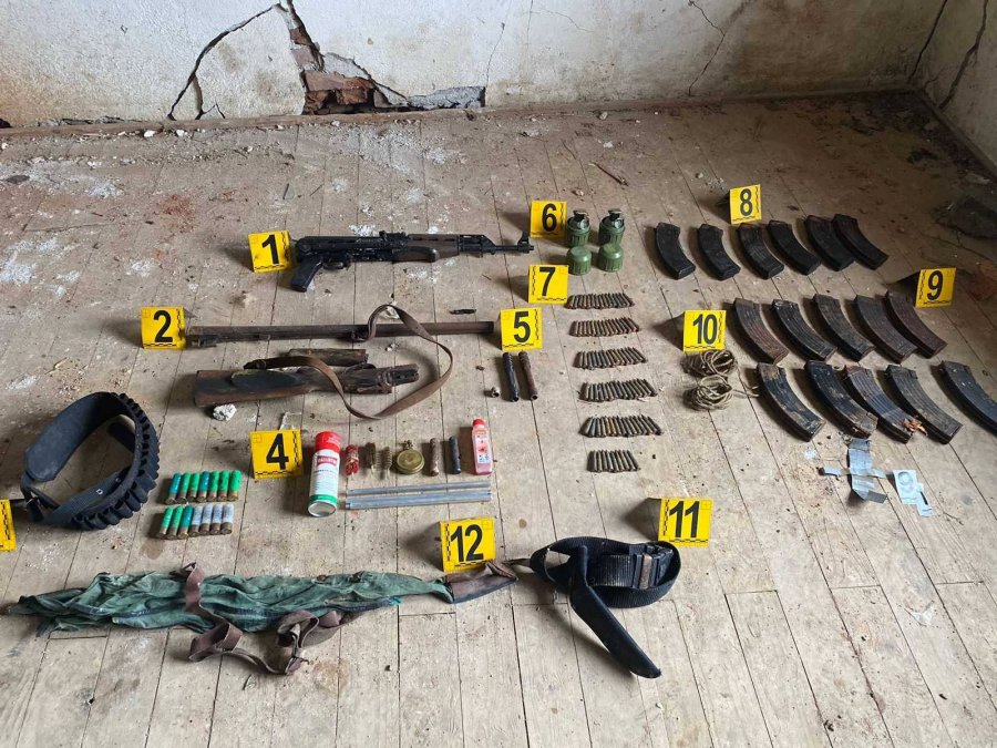 Policia gjen armë dhe granata dore në një shtëpi të braktisur në Zveçan