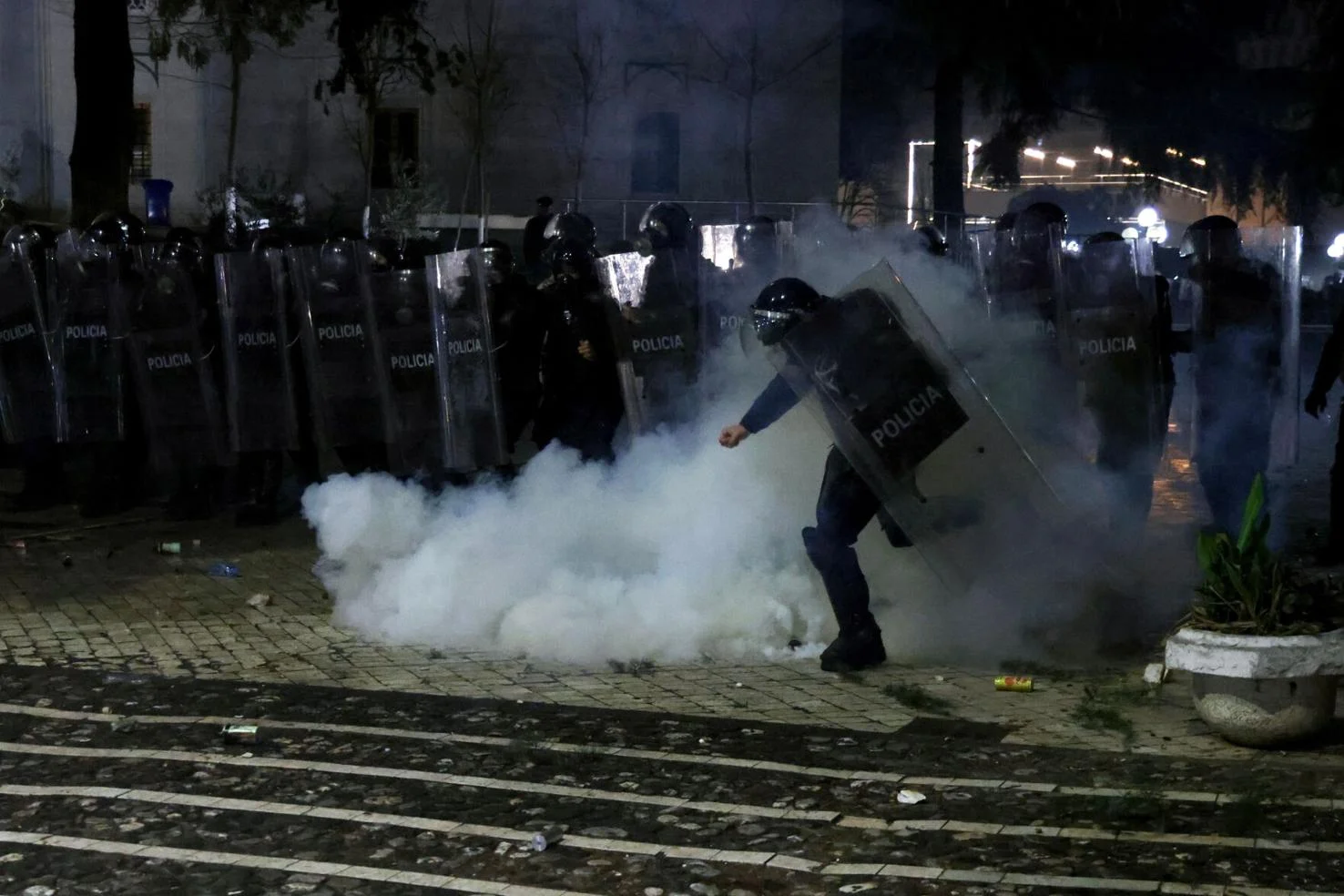 Eskalon protesta në Shqipëri, molotov dhe fishekzjarre drejt Kryeministrisë