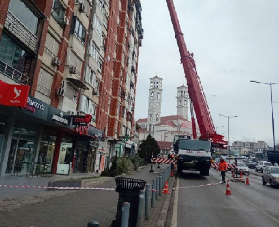 Pjesë e llamarinës së kulmit bie në lagjen Dardania, bllokohet përkohësisht rruga “Bill Clinton”