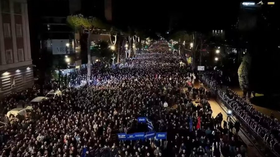 Proteston PD , “blindohet” Kryeministria në Tiranë