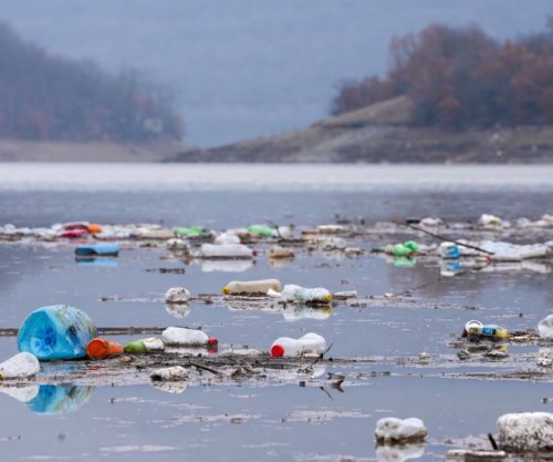 Mbeturinat pluskojnë nëpër Liqenin e Badocit