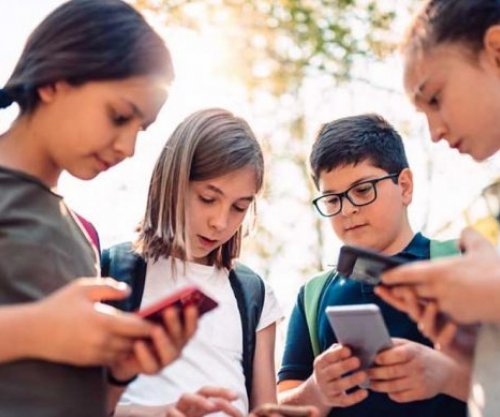 Rrjetet sociale mes orëve të mësimit, alarm për përdorimin e telefonit në shkollë