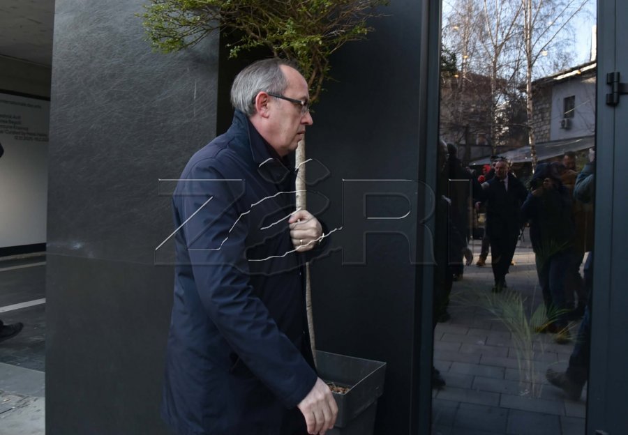 Hoti synon ta drejtojë LDK-në, kërkon besimin e strukturave të partisë