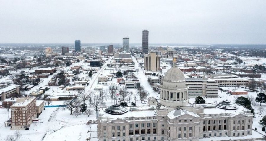 Stuhia në SHBA lë 850.000 klinetë pa energji elektrike, anulohen 10.000 fluturime