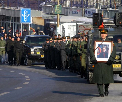 Rrëfimi i ushtarit që mbante fotografinë e Rugovës në varrimin e tij, si e kujton atë ditë?