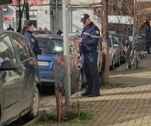 Durrsaku i shkon vajzës te puna, e ther me thikë atë edhe një person tjetër