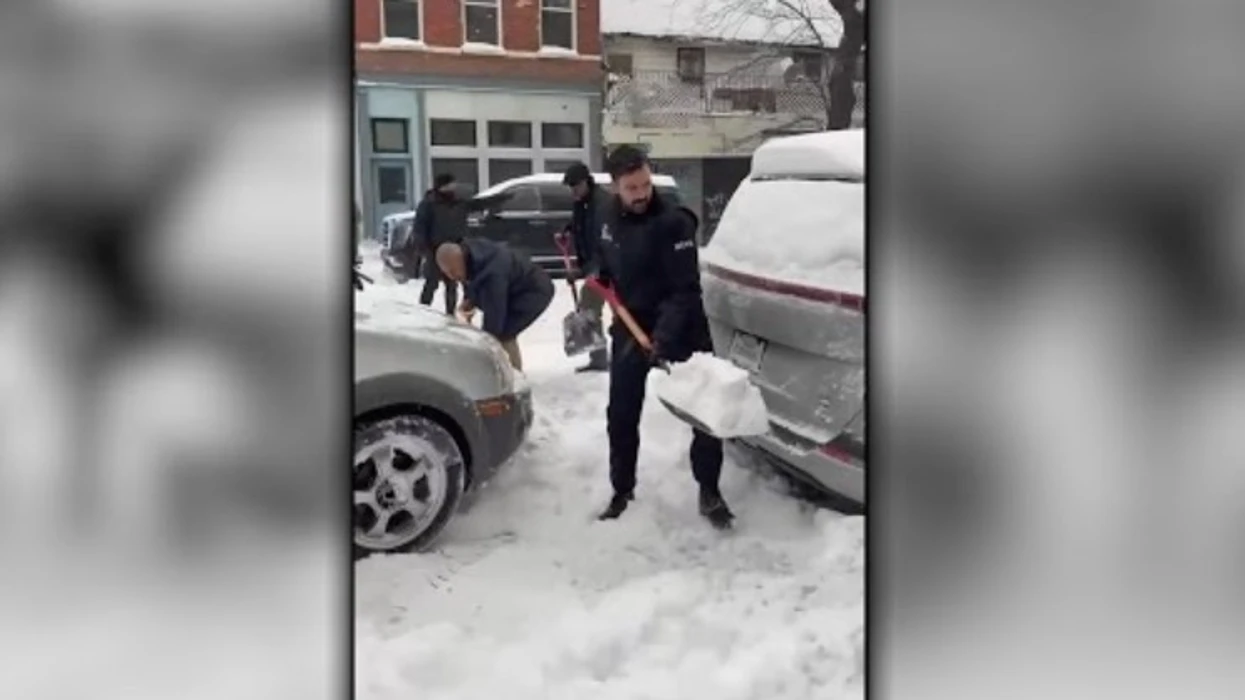 “Nuk ka punë të vogël”, Mamdani ndihmon në nxjerrjen e një automjeti që kishte ngecur në borë në New York