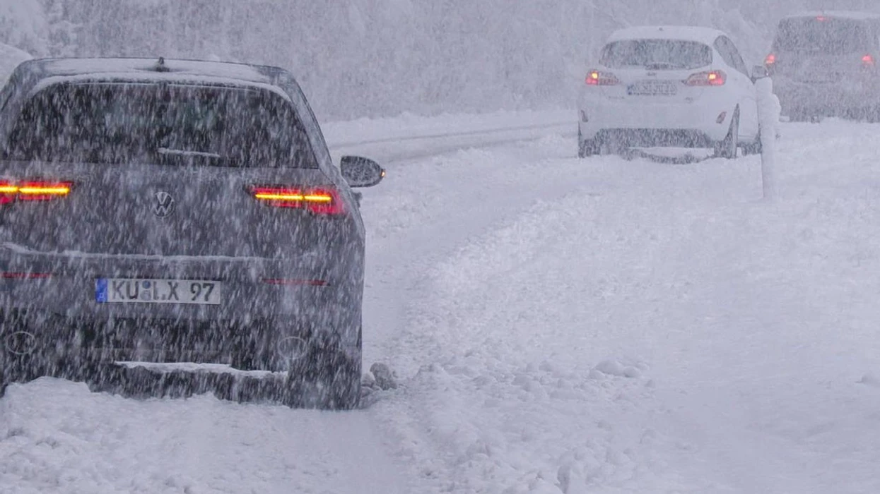 Reshjet e dendura të borës bllokojnë trafikun në gjithë Gjermaninë