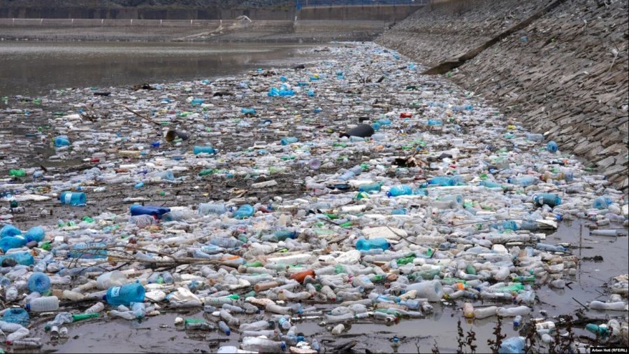 Liqeni i Badocit “mbushet” me mbeturina, Mjeku: Ky është niveli i shoqërisë sonë