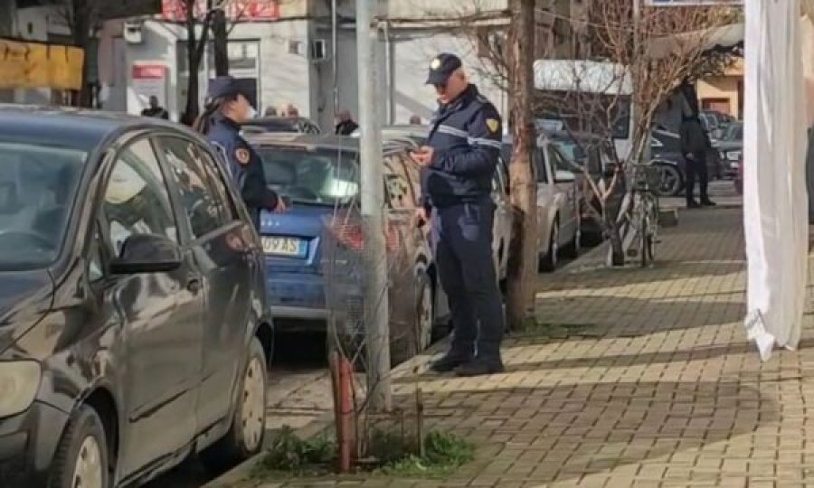 Durrsaku i shkon vajzës te puna, e ther me thikë atë dhe një person tjetër