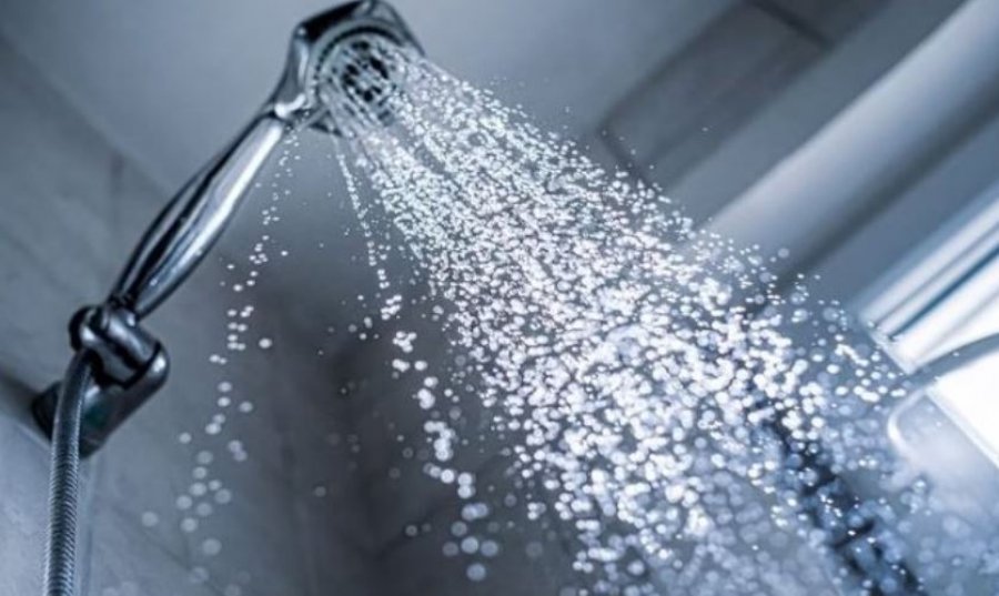 Mëngjes apo mbrëmje: Kur është më mirë të bëni dush?