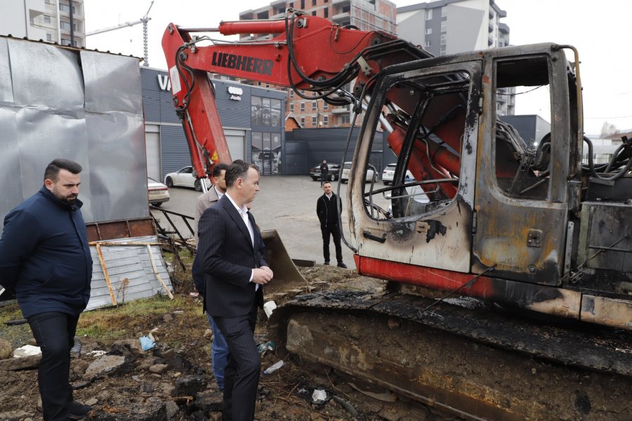 I digjet ekskavatori kompanisë së kontraktuar për rrënime në Mitrovicë, Peci: Paqe me krimin s’do të ketë asnjëherë