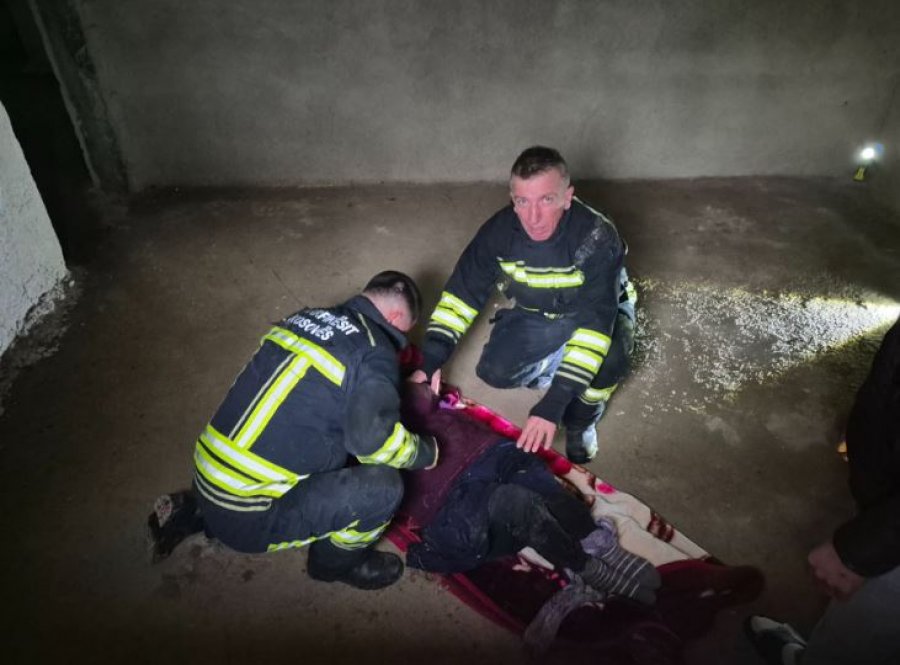 Zjarrfikësit e Kamenicës ia shpëtojnë jetën një personi të moshuar të bllokuar në bodrum