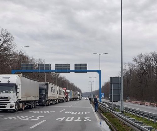 Vazhdon bllokada e transportuesve rajonalë në kufijtë me BE-në