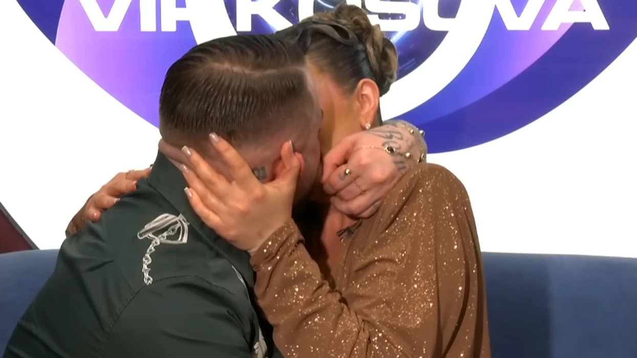 Limi dhe Alba shkëmbejnë puthje në dhomë të rrëfimit gjatë spektaklit