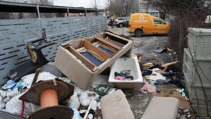 Vaska, kolltukë e dyshekë - Prishtina mbushet me mbeturina